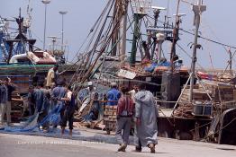 Image du Maroc Professionnelle de  Quelques ouvriers s'activent sur les bateaux de pêches sur un des quais au port d'Agadir, ville située au sud du Maroc, Vendredi 23 Août 2002. (Photo / Abdeljalil Bounhar)

 